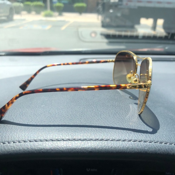 Louis Vuitton Sunglasses (LV) - Picture 8 of 12